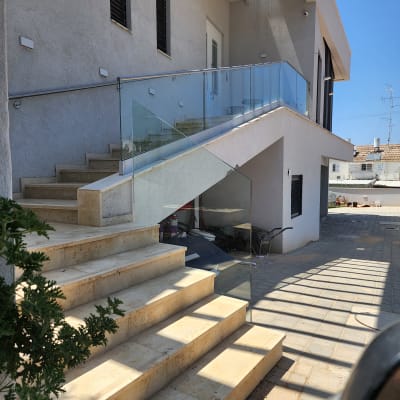 מעקה זכוכית שקוף על מדרגות חיצוניות