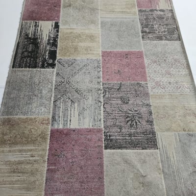 שטיח צבעוני עם דוגמאות גיאומטריות על רצפה לבנה