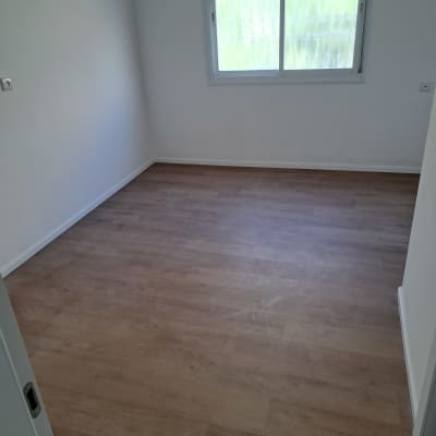 חדר ריק עם רצפת עץ וחלון