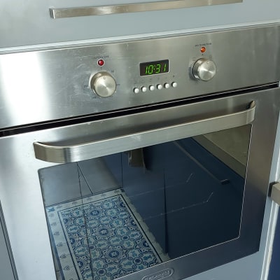 תנור אפייה עם תצוגת זמן וכפתורי שליטה