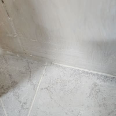 רצפה וקיר עם רובה חדשה