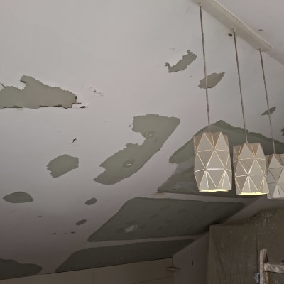 תקרה עם קילופי צבע ותיקונים בגבס