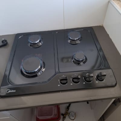 כיריים גז שחורים במטבח עם להבות כחולות