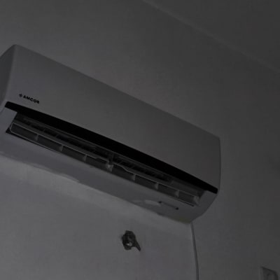 מזגן מותקן על קיר בחדר