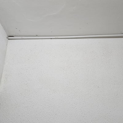 כבל רשת מותקן לאורך תקרה וקיר לבן