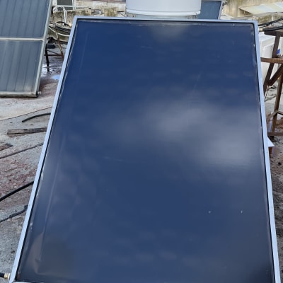 קולטי שמש ומיכלי דוד שמש על גג