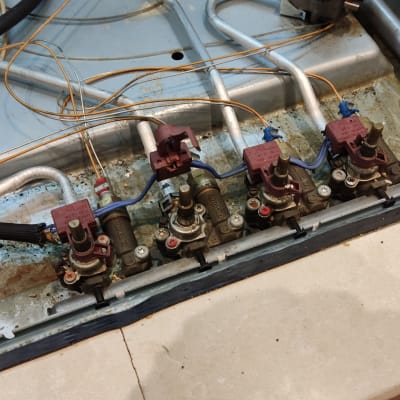 שסתומים וצינורות מתכת במערכת גז