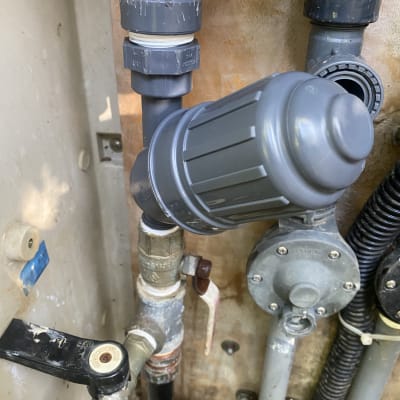 צנרת פלסטיק עם ברזים ומחברים