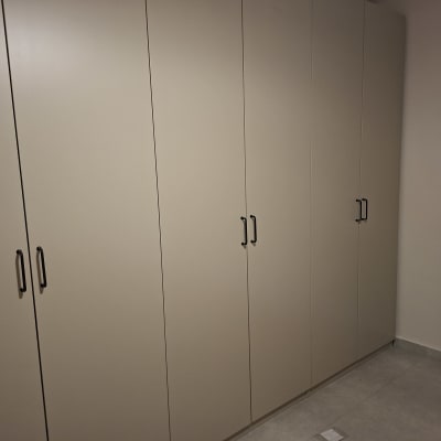 ארון בגדים עם דלתות וידיות בחדר שינה