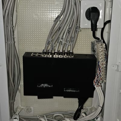 ארון תקשורת עם כבלים ומתגים