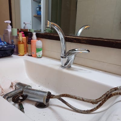 ברז מפורק בכיור עם צינורות חשופים