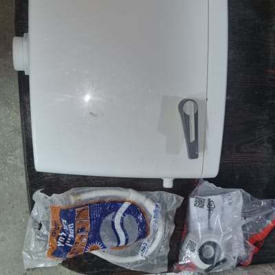 מיכל פלסטיק לבן עם צינור ואביזרי אינסטלציה