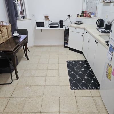 מטבח ופינת אוכל נקיים ומסודרים בדירה מאוכלסת