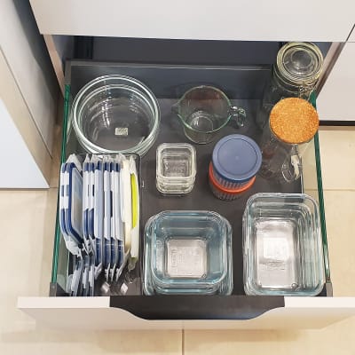 מגירת אחסון עם קופסאות זכוכית ומכסים מסודרים