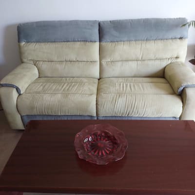 ספה ושולחן עם קערה אדומה