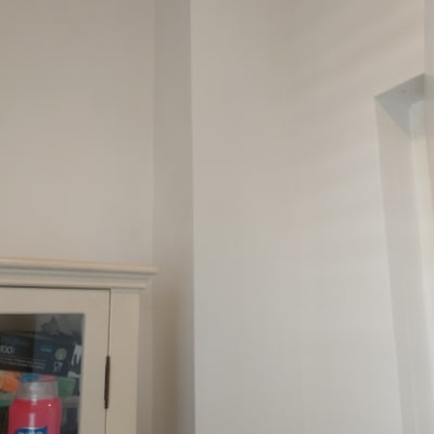 קיר צבוע בלבן עם פינה חדה