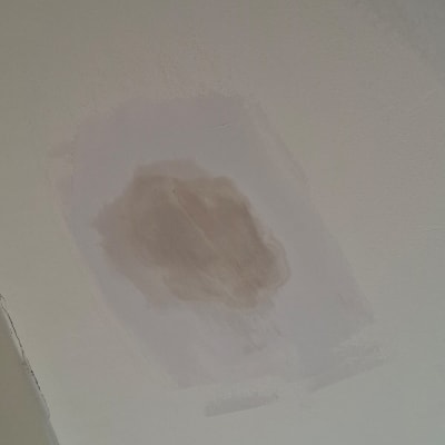 תיקון קיר עם כתם צבע