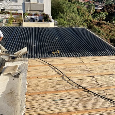 גג במבוק עם כבל חשמלי וכלי עבודה