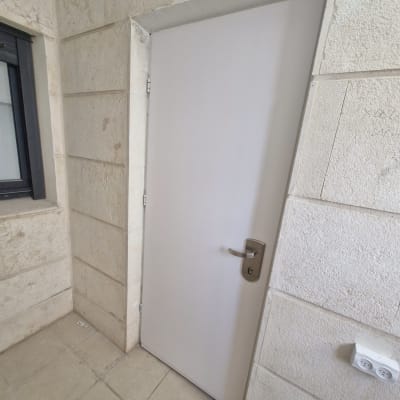 דלת עם מנעול באזור כניסה לבית