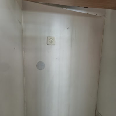 שקע חשמלי על קיר לבן