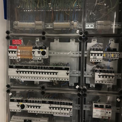 לוח חשמל עם חוטים ומפסקים שונים