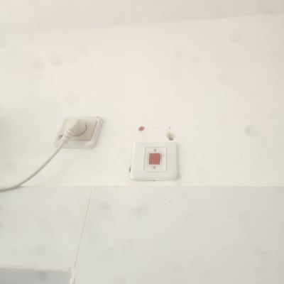 שקע חשמל ומתג על קיר לבן