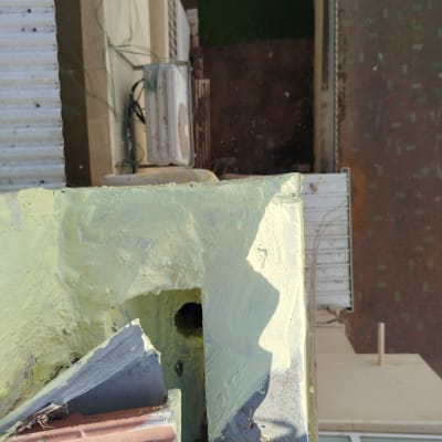 עבודת איטום על גג עם חומר צהוב