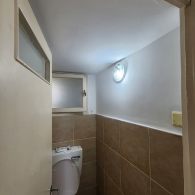 חדר שירותים עם קירות צבועים בלבן