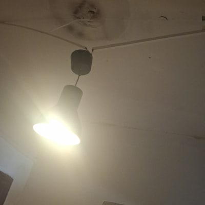 מנורה תלויה מהתקרה עם סימני נזק