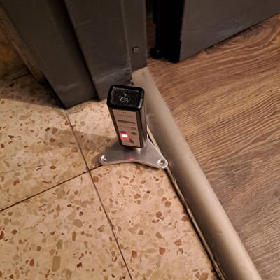 מכשיר מדידה על רצפה ליד דלת