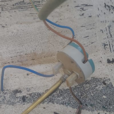 חוטי חשמל מחוברים לגוף חימום של דוד שמש