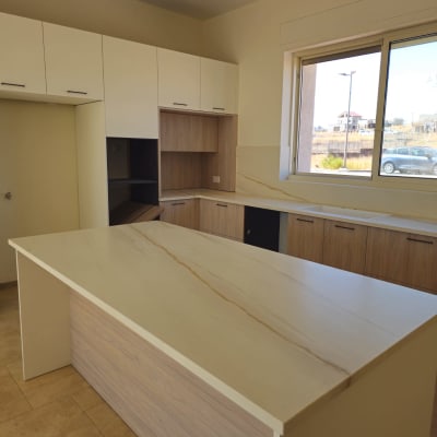 משטח שיש במטבח מודרני עם ארונות עץ