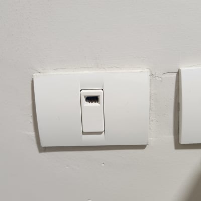 שקע רשת בקיר לבן