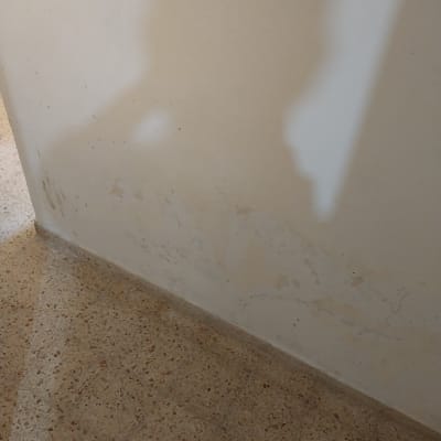 קיר עם סימני צבע ותיקונים