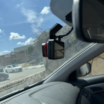 מצלמת רכב מותקנת על שמשת הרכב