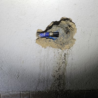 צינור מים בקיר עם נזילה