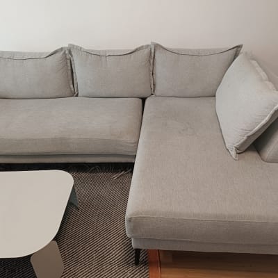 ספה אפורה עם כתמים קלים על המושב