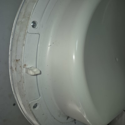 חלק פנימי של מכשיר חשמלי עם ברגים