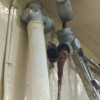 צינורות פלסטיק על גג עם סולם לידם