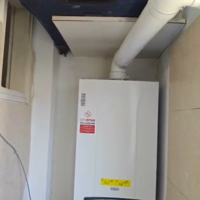 דוד חימום מותקן עם צינורות חיבור