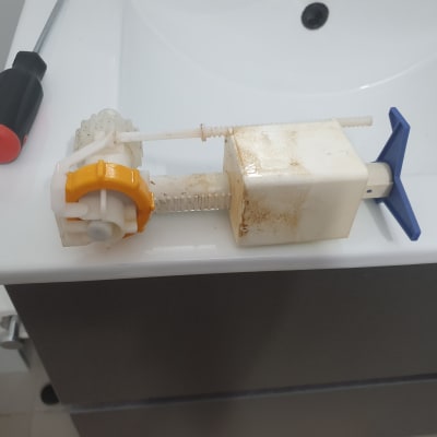 חלקי אינסטלציה על כיור עם מברג