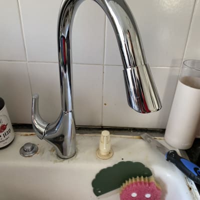 ברז מטבח עם כיור וספוג ניקוי