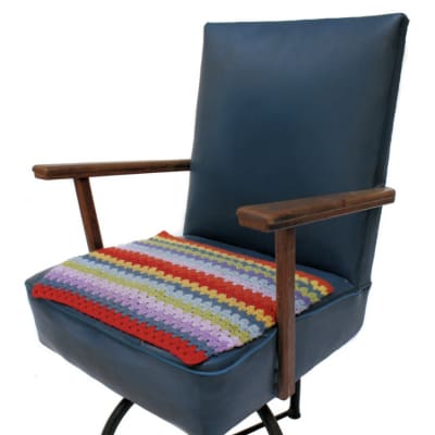 כיסא עם ריפוד צבעוני על המושב