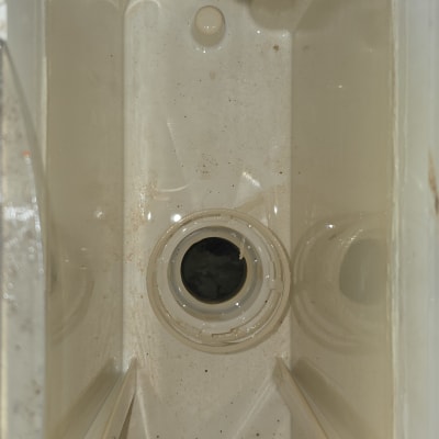 תמונה של כיור או צינור עם פתח ניקוז