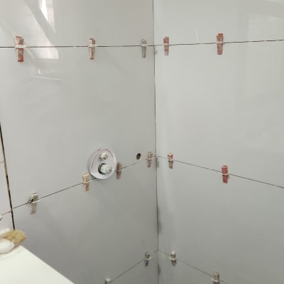 חיפוי קיר באריחים עם תפסנים