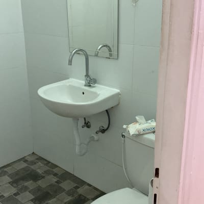 כיור ושירותים בחדר אמבטיה עם מראה