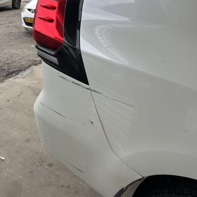 פגוש אחורי של רכב עם שריטות ונזק קל