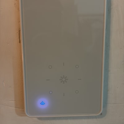 לוח בקרה חשמלי עם תאורה כחולה