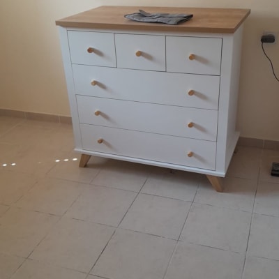 שידה לבנה עם מגירות וידיות עץ