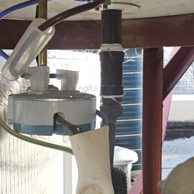 חיבורים חשמליים ותשתית מתכתית עם חוטים